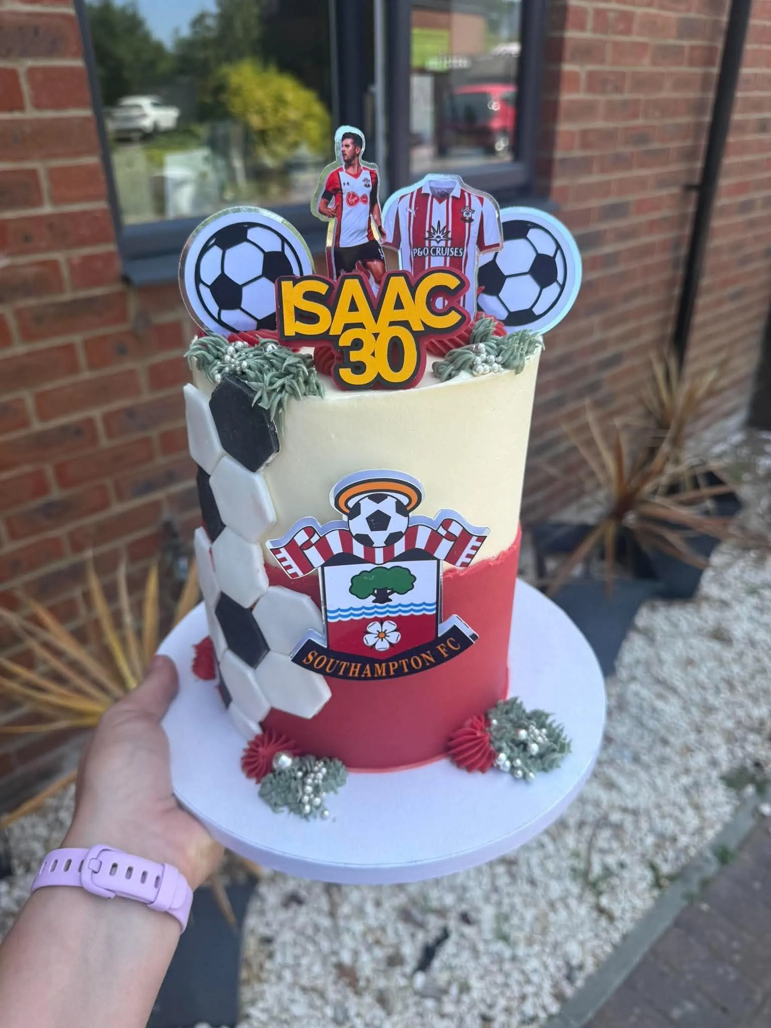 Cake 9: A two-tone cake in football colours with a football crest, balls and a name